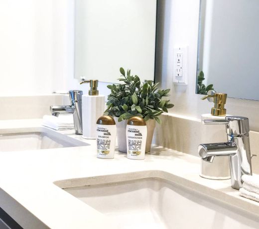 MODERN & CHIC LUXURY CONDO (3 BED+2 BATH)