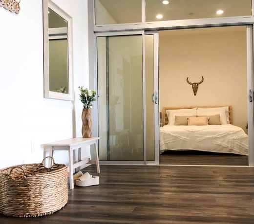 MODERN & CHIC LUXURY CONDO (3 BED+2 BATH)