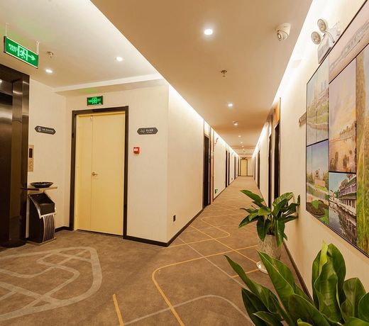 Chonpines HotelsÂ· Jingzhou Ancient City Dongmen