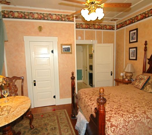 Southern Charm Lodging Bed and Breakfast