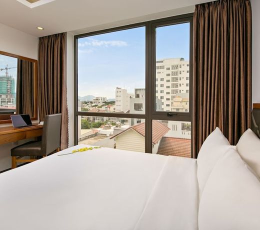 La Beach Hotel