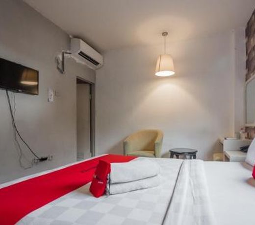 RedDoorz Plus near Mangga Besar Station 2