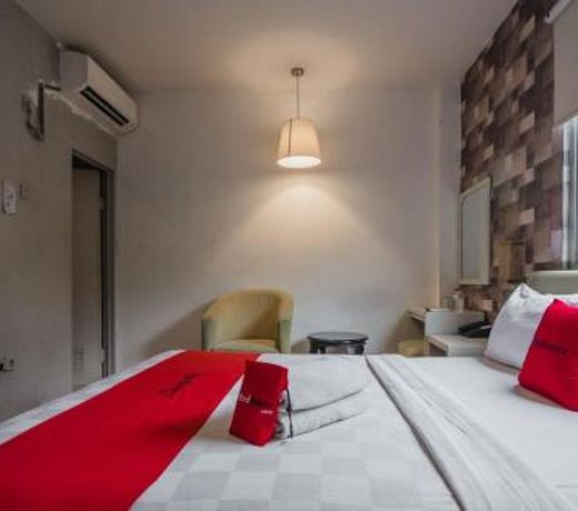 RedDoorz Plus near Mangga Besar Station 2