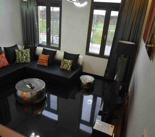 Triplex with sauna and breakfast.  Near MAS