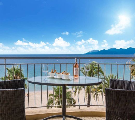PLAGE - Superbe appartement lumineux avec vue mer & proche du centre Cannes