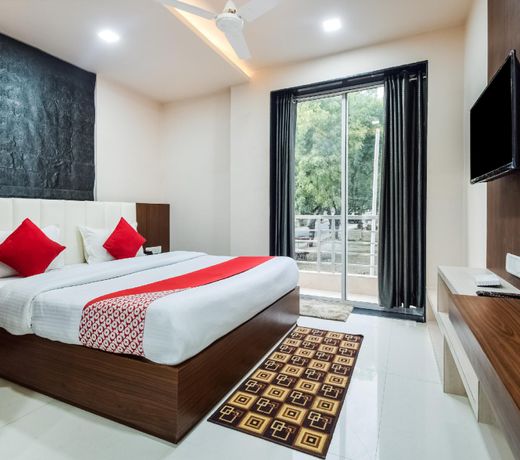OYO 28683 Hotel Suhagan Heights