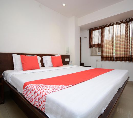 OYO 30126 Hotel Crown and Banquet