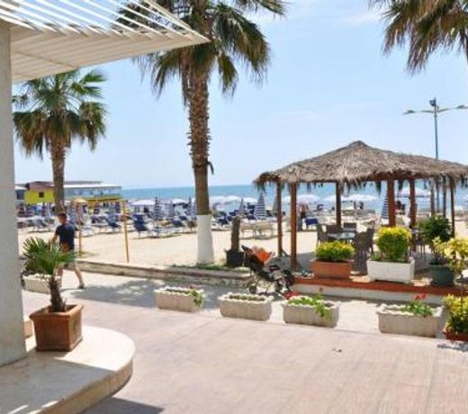 Durres Strand direkt am Meer