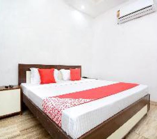 OYO 30349 Hotel Mm Crown