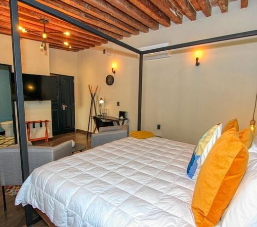 Antigua Trece Hotel Fusión