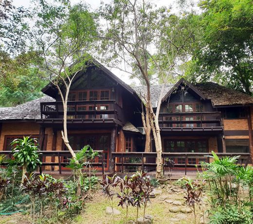 Private House Cottage Style, Surrounded by Stream