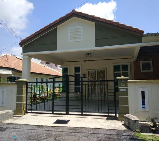 Near Ayer Keroh, Muslim, 4BR, Wifi, BBQ