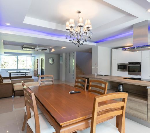 Five bed/bath villa, 14 guests,  7kms Patong beach