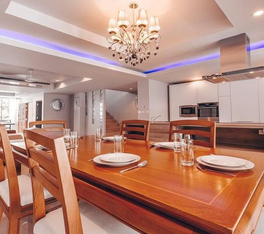 Five bed/bath villa, 14 guests,  7kms Patong beach