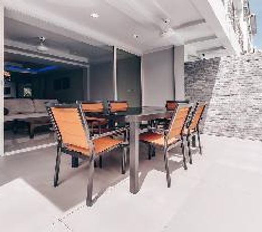 Ten bedrooms for 28 guests, 7 Kms to Patong beach