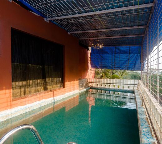 Luxurious villas with pool for parties