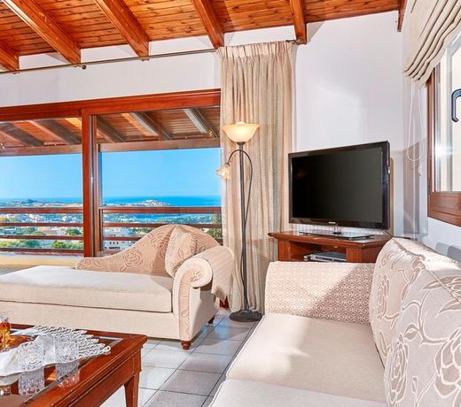 Spacious villa with shared pool and amazing view