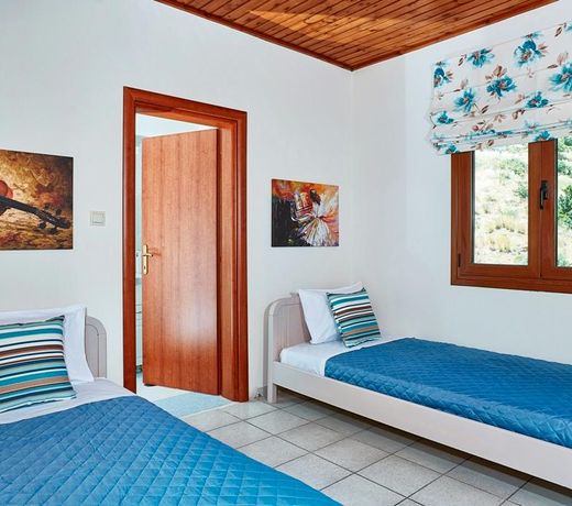 Spacious villa with shared pool and amazing view