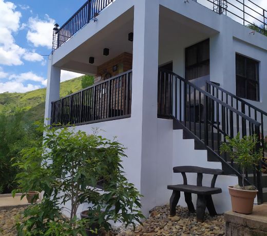 HILLTOP HOUSE near the Mountains, River & Beach