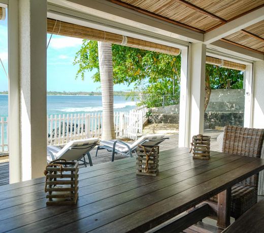 Luxury 5 Bedroom Beachfront Villa on West Coast