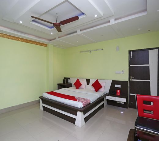 OYO 27903 Hotel Blue Moon