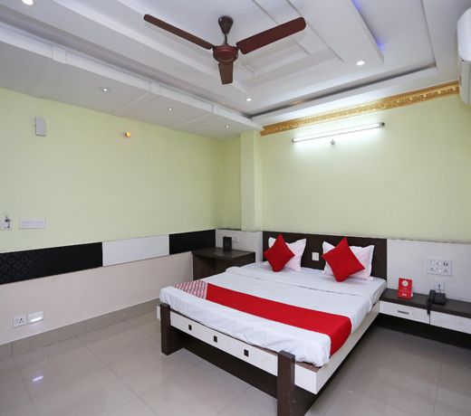 OYO 27903 Hotel Blue Moon