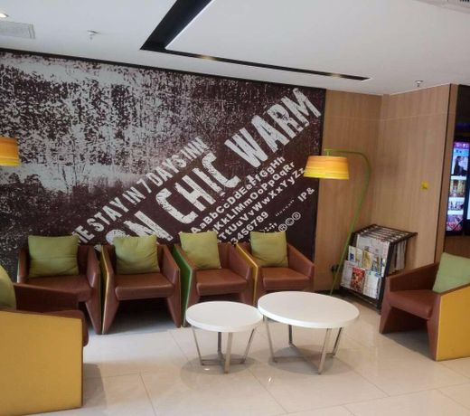 IU HotelsÂ·Taiyuan Jiefang Road Bei Street Wanda Plaza