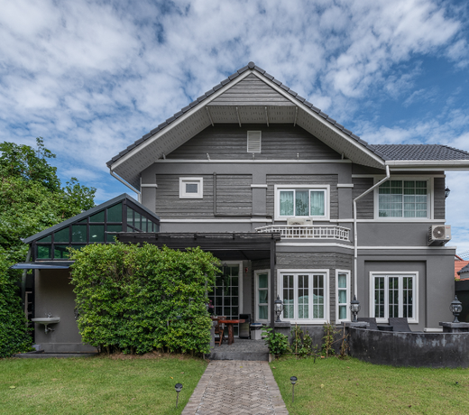 Luxury 4-bedroom Villa with Garden