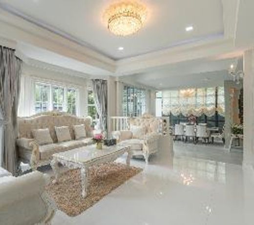 Luxury 4-bedroom Villa with Garden