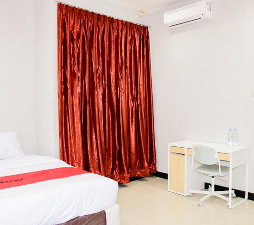 RedDoorz Plus near Mall Kelapa Gading