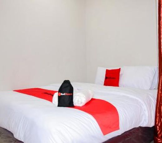 RedDoorz Plus near Mall Kelapa Gading