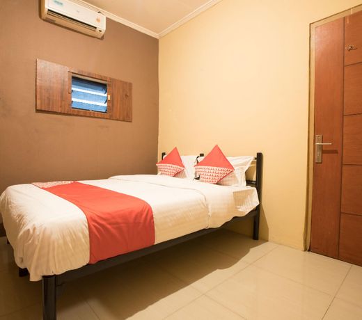 OYO 298 Gemilang Guesthouse Near Siloam Hospitals Kelapa Dua