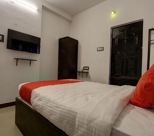 OYO 36142 12roomz