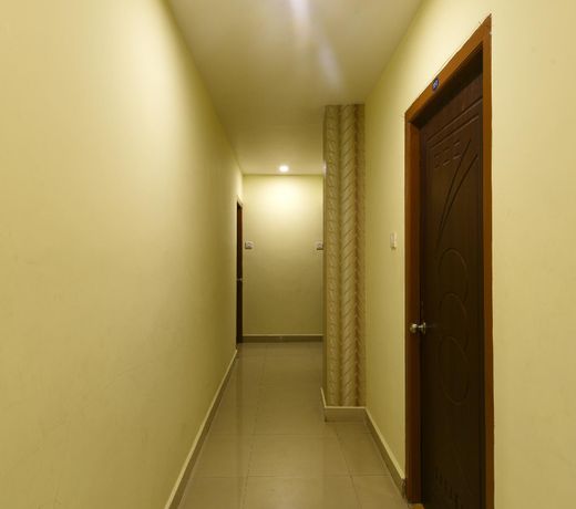 OYO 30568 B Square Inn