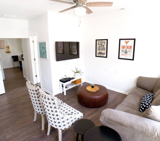 Freshly Renovated Lincoln Park Home Away from Home