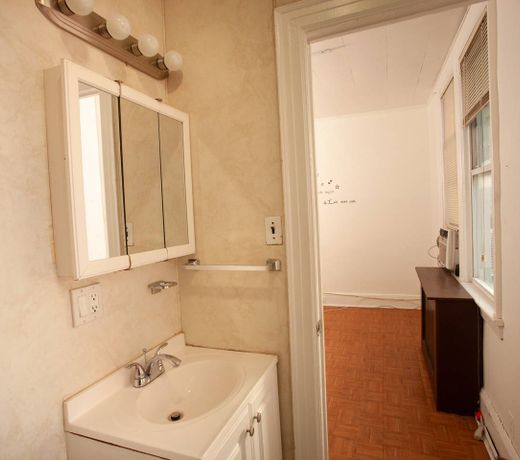 One bedroom/studio apartment with laundry in apt