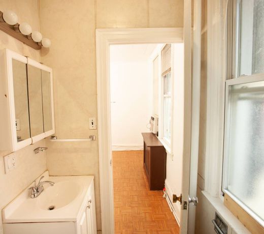One bedroom/studio apartment with laundry in apt