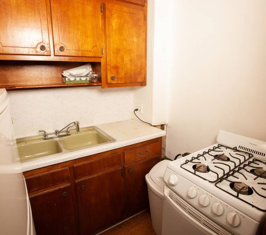 One bedroom/studio apartment with laundry in apt