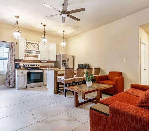 2BD Spacious condo Steps from ST Charles