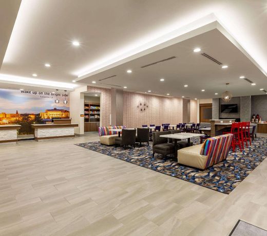La Quinta Inn & Suites by Wyndham Lafayette Oil Center