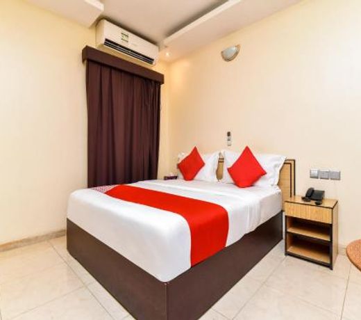 OYO 181 Royal Plaza Residence