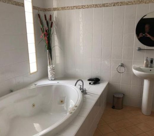 Gundaroo Manor Bed & Breakfast