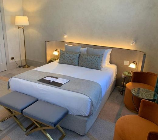 Tattersalls Hotel