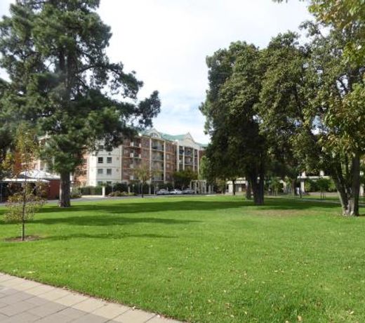 ADELAIDE CBD APARTMENT - 3BR, 2BATH & CARPARK