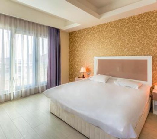 Diplomat Suites