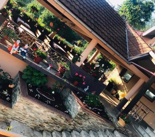 Restoran sa sobama za iznajmljivanje MALI RAJ