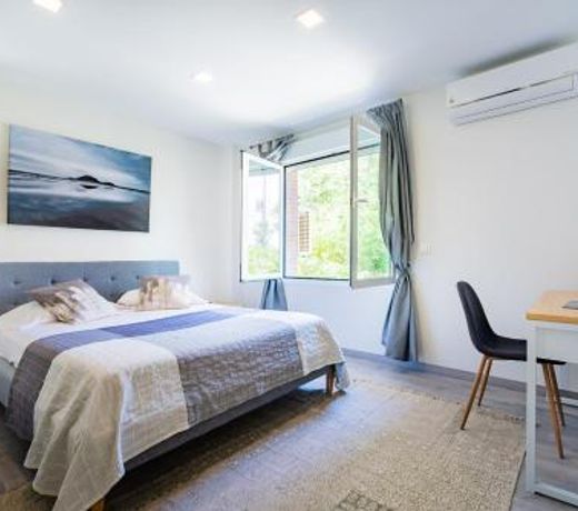 Exclusive quietness in the heart of Madrid with Public Parking, Breakfast, 2 bathrooms