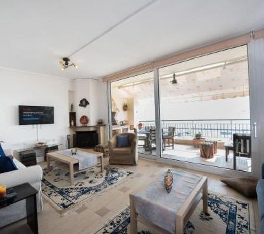 Apartment with marina view