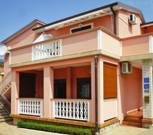 Apartment PINK in Starigrad Paklenica only 200 m from the sea