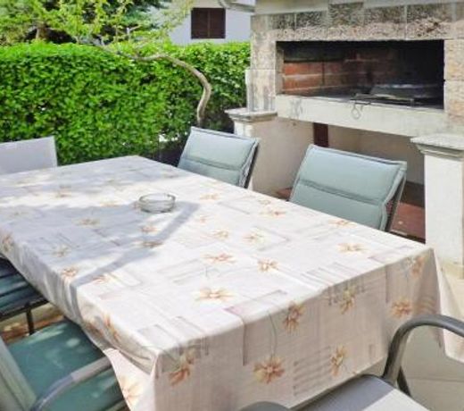 Apartment PINK in Starigrad Paklenica only 200 m from the sea